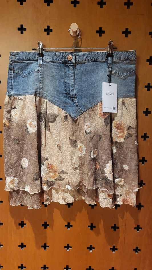 Voyage Passion knee length skirt with beige floral mesh